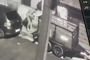 homem-e-flagrado-furtando-carrocinha-de-madrugada,-em-fortaleza,-usando-reboque