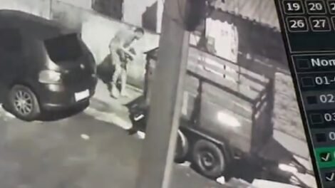 homem-e-flagrado-furtando-carrocinha-de-madrugada,-em-fortaleza,-usando-reboque