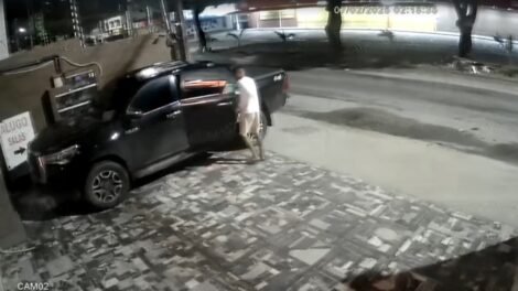 homens-sao-flagrados-arrombando-e-furtando-carro-estacionado-em-fortaleza-durante-a-madrugada