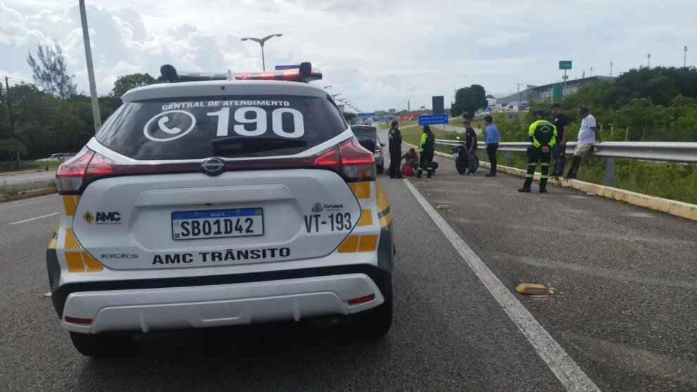 garupeira-de-moto-de-aplicativo-e-arremessada-apos-colisao-com-carro