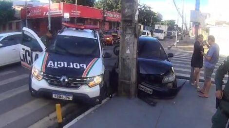 acidente:-motorista-avanca-sinal-e-colide-com-viatura-da-policia-militar-em-fortaleza