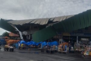 teto-de-galpao-da-ceasa-de-maracanau-desaba-na-manha-deste-sabado-(8),-apos-chuvas