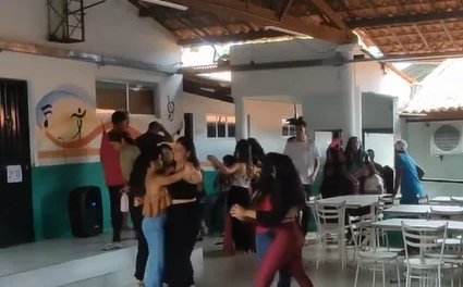 estudantes-de-ibaretama-ce-dancam-forro-em-meio-a-proibicao-de-celulares
