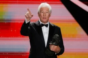 ator-richard-gere-recebe-premio-goya-e-critica-donald-trump-em-seu-discurso