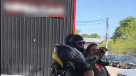 influenciador-tenta-quebrar-a-propria-moto-durante-blitz-e-acaba-preso