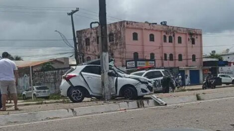 motorista-colide-carro-contra-poste-de-canteiro-central-de-avenida-em-caucaia-(ce)