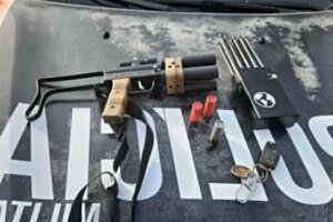 fortaleza:-trio-e-preso-em-carro-roubado-com-arma,-bloqueador-de-sinal-e-placas-de-veiculos