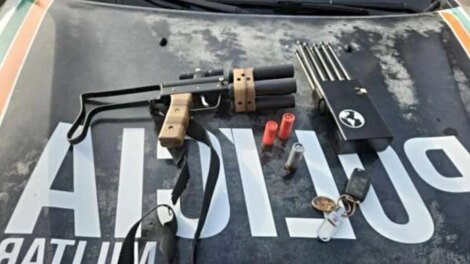 fortaleza:-trio-e-preso-em-carro-roubado-com-arma,-bloqueador-de-sinal-e-placas-de-veiculos