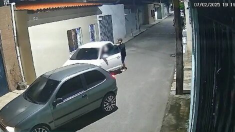 mulher-e-levada-no-carro-por-bandidos-durante-assalto-na-cidade-2000
