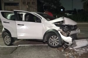 acidente-entre-carro-e-moto-causa-queda-de-dois-postes-em-avenida-de-maracanau/ce