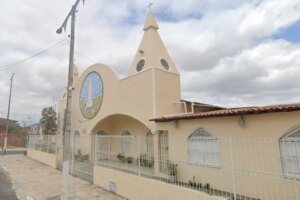tentativa-de-homicidio:-homem-e-baleado-por-dois-suspeitos-em-moto-em-frente-a-uma-igreja