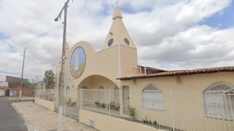tentativa-de-homicidio:-homem-e-baleado-por-dois-suspeitos-em-moto-em-frente-a-uma-igreja