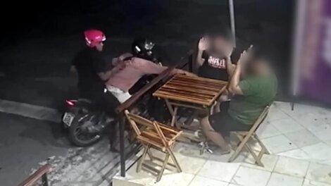 dupla-de-criminosos-em-moto-e-flagrada-fazendo-assalto-a-clientes-de-loja-de-acai,-em-fortaleza