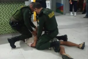 homem-visivelmente-alterado-e-contido-apos-invadir-hospital-dizendo-que-estava-sendo-perseguido