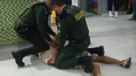 homem-visivelmente-alterado-e-contido-apos-invadir-hospital-dizendo-que-estava-sendo-perseguido