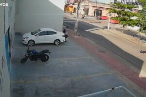 motociclista-morre-ao-ser-arremessado-contra-poste-em-colisao-com-outra-moto-no-centro