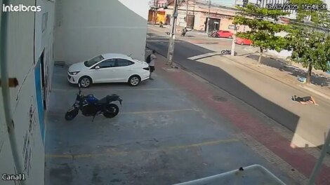 motociclista-morre-ao-ser-arremessado-contra-poste-em-colisao-com-outra-moto-no-centro