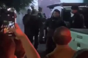 moradores-acompanham-conducao-de-suspeitos-de-matar-jovem-sequestrada-em-quixeramobim/ce