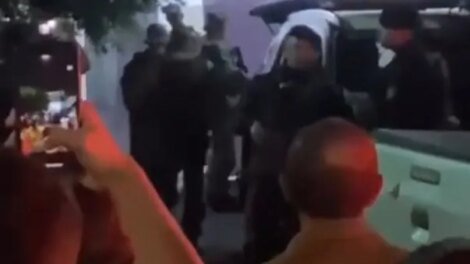 moradores-acompanham-conducao-de-suspeitos-de-matar-jovem-sequestrada-em-quixeramobim/ce