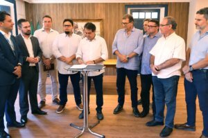 evandro-leitao-assina-contrato-para-construcao-de-128-moradias-no-bairro-paupina