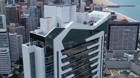 veja-como-ficou-fachada-de-predio-de-luxo-atingido-por-raio-em-fortaleza