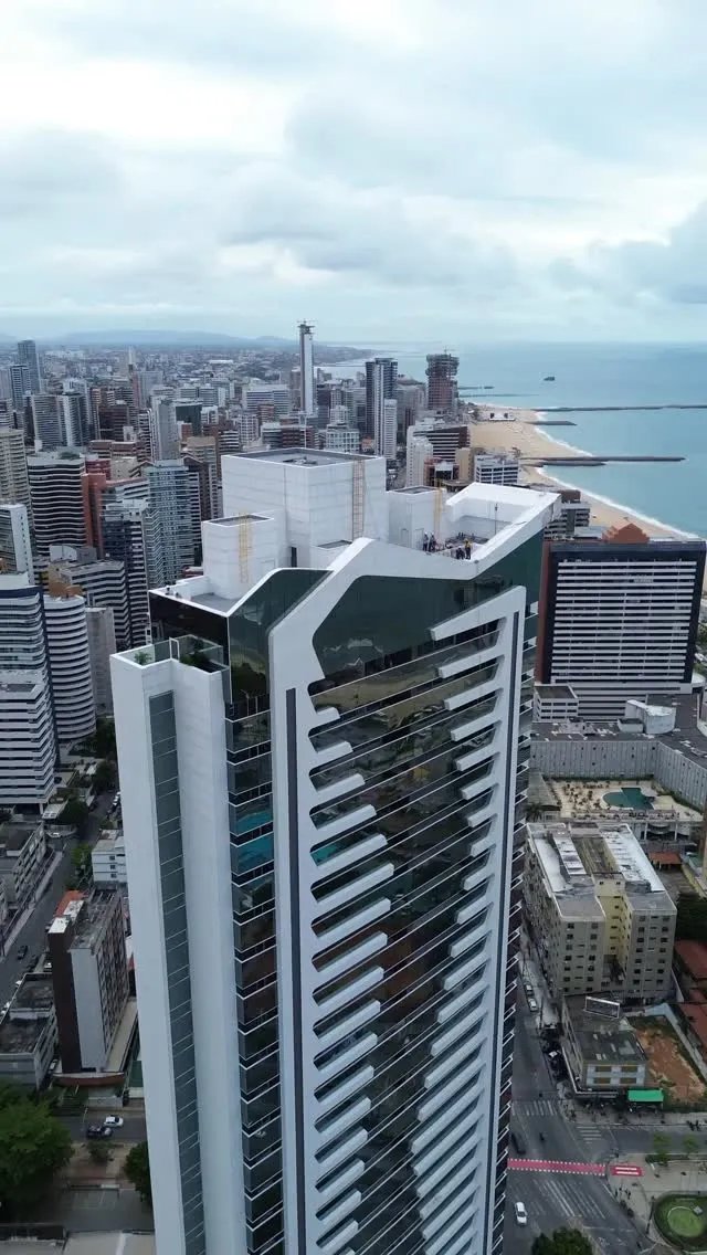 veja-como-ficou-fachada-de-predio-de-luxo-atingido-por-raio-em-fortaleza
