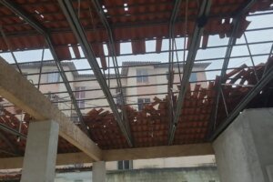 forte-ventania-derruba-telhas-e-barracas-e-deixa-destrocos-no-chao-em-residencial-de-fortaleza