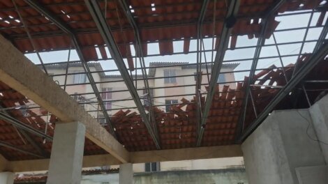 forte-ventania-derruba-telhas-e-barracas-e-deixa-destrocos-no-chao-em-residencial-de-fortaleza