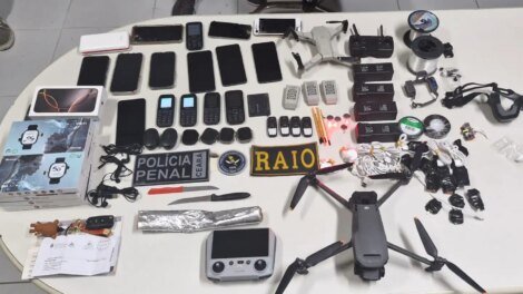 homens-que-tentavam-levar-celulares-a-detentos-sao-presos-com-19-aparelhos-e-41-carregadores
