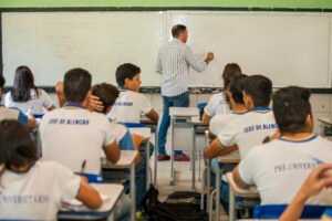 alece-aprova-reajuste-salarial-de-6,27%-para-professores-da-rede-estadual-do-ceara