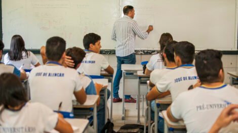 alece-aprova-reajuste-salarial-de-6,27%-para-professores-da-rede-estadual-do-ceara