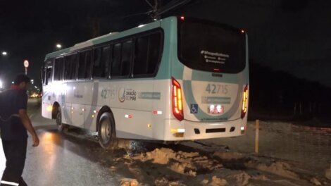 onibus-cai-em-buraco-formado-por-obra-na-periferia-de-fortaleza-e-precisa-ser-guinchado