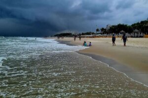 apos-ultimas-chuvas,-mar-de-fortaleza-tem-apenas-5-trechos-proprios-para-banho
