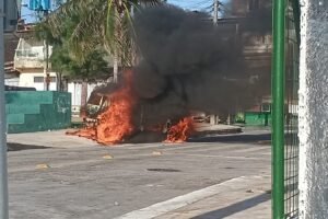 criminosos-incendeiam-carro-de-empresa-de-internet,-em-fortaleza