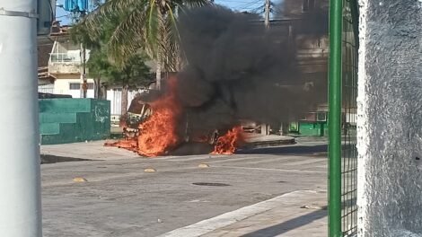 criminosos-incendeiam-carro-de-empresa-de-internet,-em-fortaleza