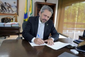 elmano-anuncia-que-salarios-de-servidores-estaduais-do-ceara-serao-depositados-antes-do-carnaval