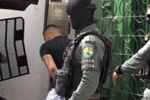 casal-e-detido-por-trafico-apos-policia-encontrar-drogas,-arma-e-bloqueador-de-sinal-em-casa
