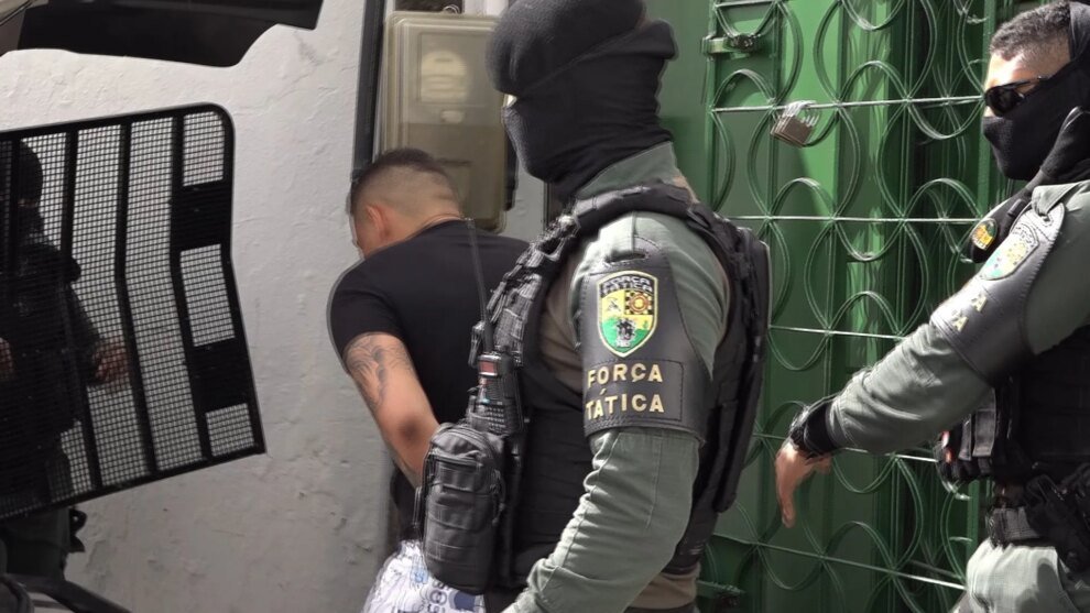 casal-e-detido-por-trafico-apos-policia-encontrar-drogas,-arma-e-bloqueador-de-sinal-em-casa