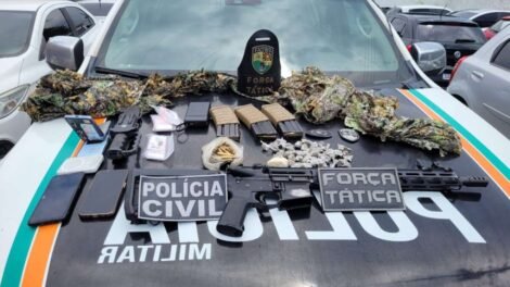 casal-e-preso-com-fuzil,-granadas-escondidas-em-panela-e-drogas,-em-caucaia