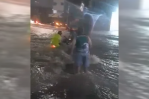 av.-osorio-de-paiva-fica-tomada-por-correnteza-durante-temporal-em-fortaleza