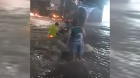 av.-osorio-de-paiva-fica-tomada-por-correnteza-durante-temporal-em-fortaleza