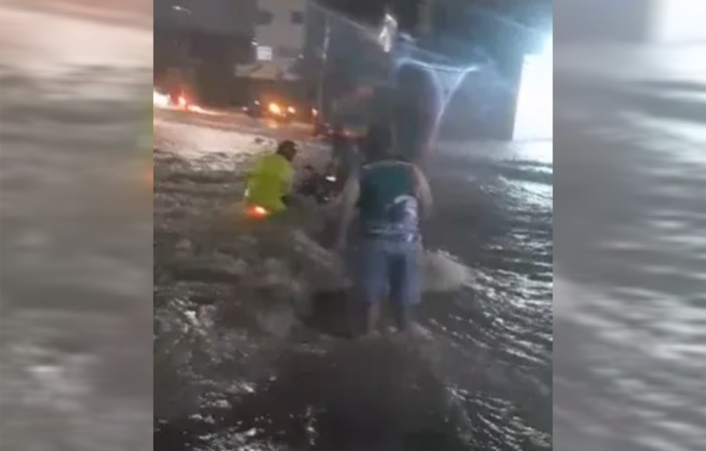 av.-osorio-de-paiva-fica-tomada-por-correnteza-durante-temporal-em-fortaleza