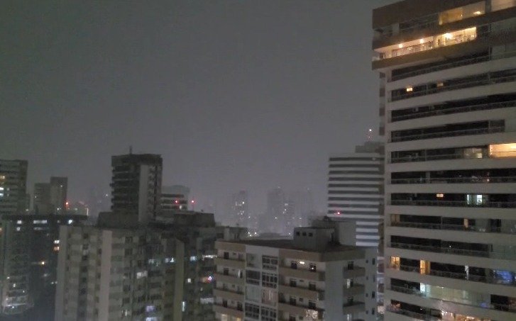 forte-chuva-com-raios-e-trovoes-em-fortaleza-afeta-pouso-de-aeronave-e-causa-alagamentos