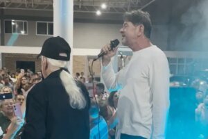 cid-gomes-canta-em-festa-de-inauguracao-de-boteco-em-sobral,-acompanhado-de-aliados-politicos