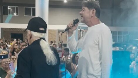 cid-gomes-canta-em-festa-de-inauguracao-de-boteco-em-sobral,-acompanhado-de-aliados-politicos