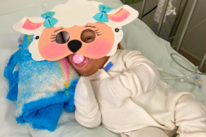 hospital-infantil-em-fortaleza-realiza-festa-de-carnaval-para-bebes-internados