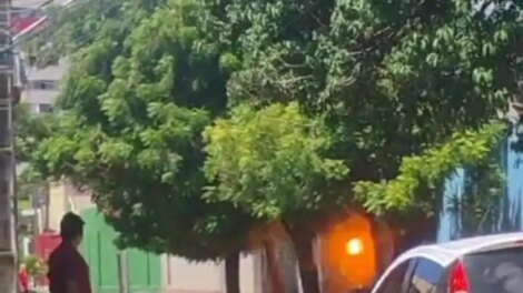 incendio-em-oficina-no-bairro-joaquim-tavora-foi-provocado-por-curto-circuito-na-rede-eletrica