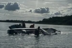 embarcacao-tomba-em-acude-em-iguatu-durante-passeio-e-oito-pessoas-sao-resgatadas