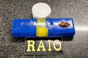 homem-e-flagrado-com-drogas-em-casa-e-alega-que-guardava-material-por-ameacas-de-traficantes