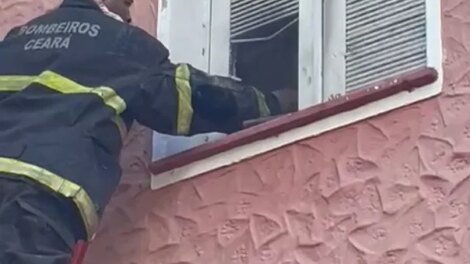 principio-de-incendio-e-registrado-em-predio-da-ceart-na-praca-luiza-tavora,-em-fortaleza